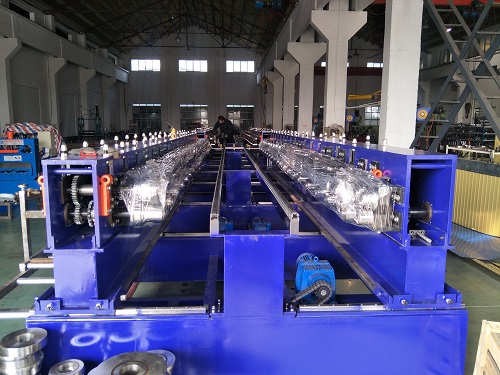 在制作樓承板時使用樓承板成型設備，應該注意的事項有哪些？應考慮哪些因素？